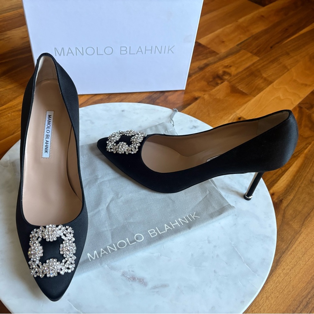 Manolo Blahnik, Black Satin Hangisi Pumps 90, NEW